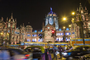 Beleuchteter Chhatrapati Shivaji Maharaj Terminus, CSMT, früher bekannt als Victoria Terminus Railway Station, Mumbai, Indien. - MINF06593