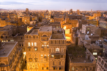 Blick über die Dächer der Altstadt von Sana'a im Jemen, einem UNESCO-Weltkulturerbe mit traditioneller Architektur, mehrstöckigen Häusern und Zierfriesen. - MINF06620