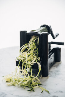 Herstellung von Zucchini-Nudeln, Zoodles, Spiralgemüseschneider - IPF00472