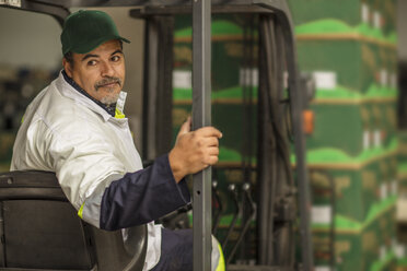 Worker sitting in forklift - ZEF15966