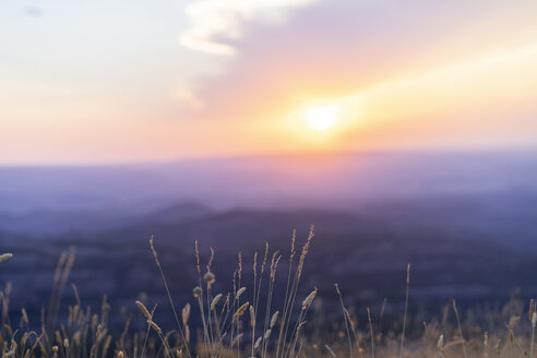 Spanien, Katalonien, Montcau, Berglandschaft bei Sonnenuntergang - AFVF01356