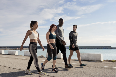 Gruppe von Sportlern beim Wandern, lizenzfreies Stockfoto