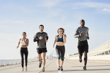 Gruppe von Sportlern beim Joggen am Hafen - JNDF00027