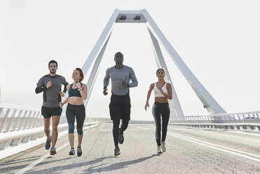 Group of sportspeople jogging - JNDF00034