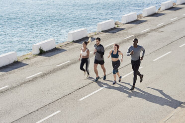 Gruppe von Menschen beim Joggen - JNDF00036