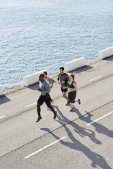 Gruppe von Menschen beim Joggen - JNDF00037