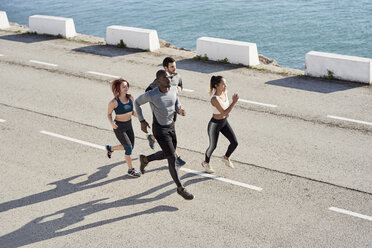 Gruppe von Sportlern beim Joggen - JNDF00038