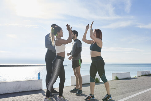 Gruppe von Sportlern, die sich selbst motivieren - JNDF00039