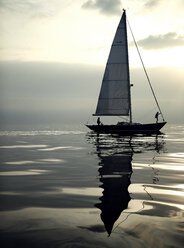 Blick auf ein Segelboot auf dem Meer, ruhige See. - MINF06625