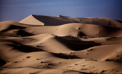 Sand dunes in wave shapes, formed by the action of wind and weather, in the desert. - MINF06631