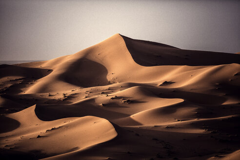 Wüstenlandschaft mit Sanddünen unter einem dunstigen Himmel. - MINF06635