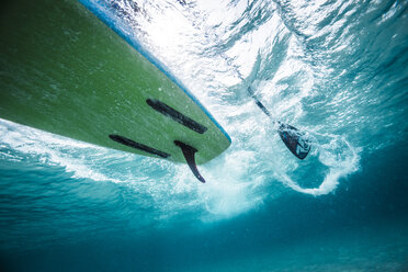 Eine Aufnahme eines Paddelboards unter Wasser. - MINF06644