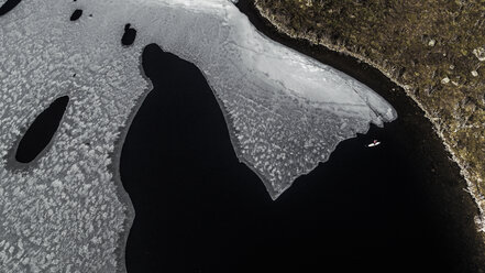 Luftaufnahme einer Eisscholle auf den Lofoten, Norwegen. - MINF06649