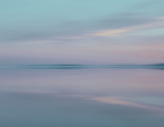 Seichtes Wasser über der Wasseroberfläche in den Bonneville Salt Flats bei Wendover in der Abenddämmerung, unscharfe Bewegung, rosa Himmel bei Sonnenuntergang. - MINF06752