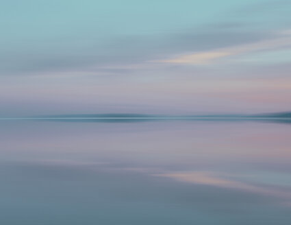 Seichtes Wasser über der Wasseroberfläche in den Bonneville Salt Flats bei Wendover in der Abenddämmerung, unscharfe Bewegung, rosa Himmel bei Sonnenuntergang. - MINF06752