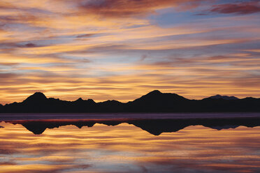 Der Himmel bei Sonnenuntergang: Wolkenschichten spiegeln sich in den flachen Gewässern der Bonneville Salt Flats - MINF06753