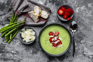 Green asparagus cream soup with strawberry, parmesan and baguette - SARF03878