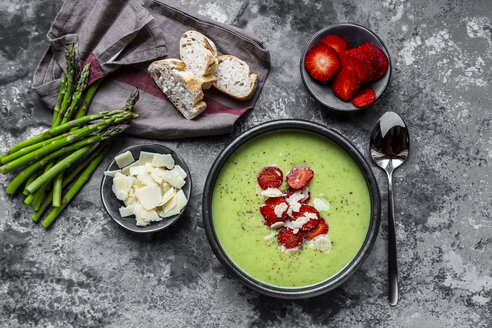 Grüne Spargelcremesuppe mit Erdbeeren, Parmesan und Baguette - SARF03878