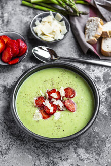 Grüne Spargelcremesuppe mit Erdbeeren, Parmesan und Baguette - SARF03879