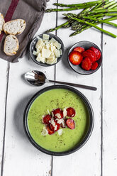 Grüne Spargelcremesuppe mit Erdbeeren, Parmesan und Baguette - SARF03880