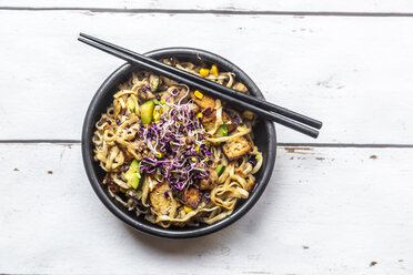 Mie-Nudeln mit Tofu, Zucchini, Mais und roten Sprossen - SARF03884