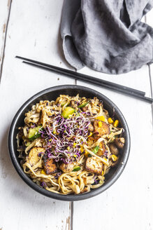 Mie-Nudeln mit Tofu, Zucchini, Mais und roten Sprossen - SARF03885