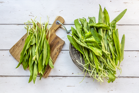 Ramson auf Holzbrett und Weidenkorb, lizenzfreies Stockfoto