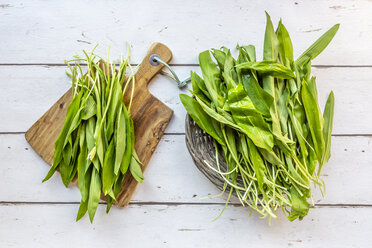 Ramson auf Holzbrett und Weidenkorb - SARF03889