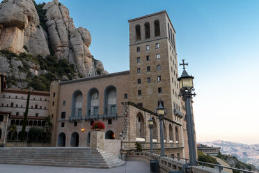 Spanien, Katalonien, Montserrat, Abtei Santa Maria de Montserrat am Abend - AFVF01368