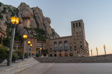 Spanien, Katalonien, Montserrat, Abtei Santa Maria de Montserrat am Abend - AFVF01370