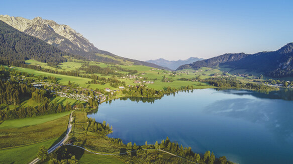 Österreich, Tirol, Kaiserwinkl, Luftaufnahme des Walchsees - AIF00538