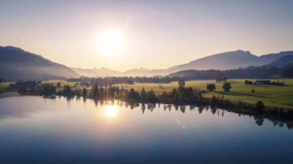 Österreich, Tirol, Kaiserwinkl, Luftaufnahme des Walchsees bei Sonnenaufgang - AIF00541