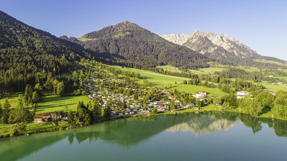 Österreich, Tirol, Kaiserwinkl, Luftaufnahme des Walchsees - AIF00542