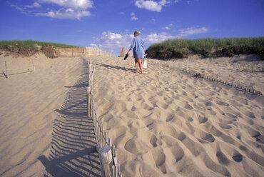 Eine Frau macht einen Spaziergang am Strand, Massachusetts, USA. - AURF00001