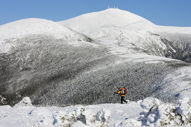 Ein Wanderer auf dem Crawford Path Trail auf dem Weg zum Mt. Pierce ein paar Gipfel südlich des Mt. Washington. - AURF00012