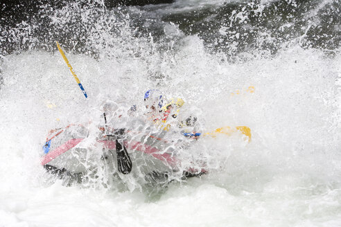 Eine Gruppe von Menschen spritzt beim Rafting auf dem Strands River in der Nähe von Voss, Norwegen, durch Wildwasser-Stromschnellen. - AURF00014