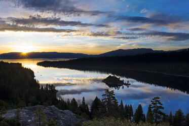 Ein herrlicher Sonnenaufgang über der Emerald Bay mit Wolken, die sich im ruhigen Wasser des Lake Tahoe, CA, spiegeln. - AURF00031