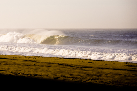 Am Westward Beach in Malibu, Kalifornien, türmt sich eine große Welle auf., lizenzfreies Stockfoto