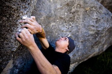 Ein männlicher Kletterer bearbeitet ein Boulderproblem namens Toilet Brush (V1) in Quantum Field am Castle Hill, Canterbury, Neuseeland. - AURF00033