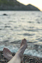 Spanien, Katalonien, Costa Brava, barfuß am Strand - AFVF01373