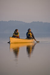 Junges Paar beim Kanufahren in der Irondequoit Bay, Rochester, New York, USA. - AURF00047