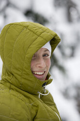 Junge Frau auf Skitour durch den Wald - AURF00072