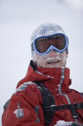 Junger Mann beim Skifahren im Tiefschnee - AURF00074