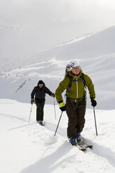 Junges Paar beim Skitourengehen in den Bergen - AURF00084