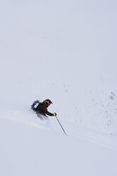 Junge Frau beim Skifahren im Tiefschnee - AURF00087