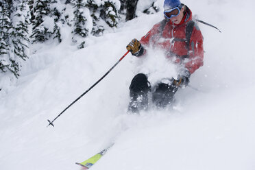 Junger Mann beim Skifahren im Tiefschnee - AURF00088