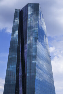Deutschland, Frankfurt, Europäische Zentralbank mit Spiegelung der Wolken auf der Fassade - TC05559