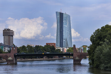 Deutschland, Frankfurt, Blick auf die Europäische Zentralbank mit der Alten Brücke über den Main im Vordergrund - TCF05562