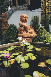 Thailand, Chiang Mai, Buddha-Statuen und Seerosenteich im Wat Inthakhin Sadue Muang-Tempel - GEMF02257