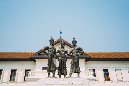 Thailand, Chiang Mai, Dreikönigsdenkmal im Stadtzentrum - GEMF02259